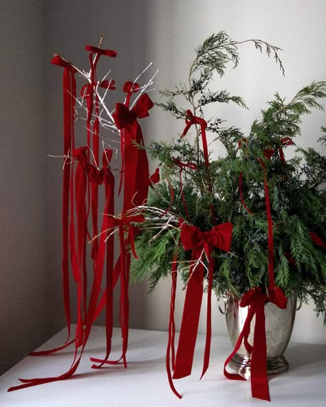 Korean Christmas Decor, Sustainable Christmas Decor, Outdoor Christmas Tree Ideas, Valentine's Day Crafts, Diy Valentine's Day, Christmas Interiors, Cool Christmas Trees, Christmas Inspo, Minimalist Christmas