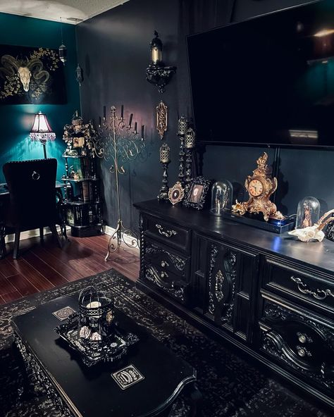 𝕹𝖔𝖈𝖙𝖚𝖗𝖓 𝕬𝖊𝖘𝖙𝖍𝖊𝖙𝖎𝖈𝖘 | Gothic living room, prints of the painting available in our #etsyshop- visit link in bio 👻🦇 • • • • • #gothicart #gothart #gothicartwork #… | Instagram Victorian Room Aesthetic, Goth Living Room Ideas, Goth House Interior, Goth Aesthetic Room, Goth Room Aesthetic, Gothic Decor Living Room, Gothic Living Rooms, Goth Living Room, Victorian Gothic Decor