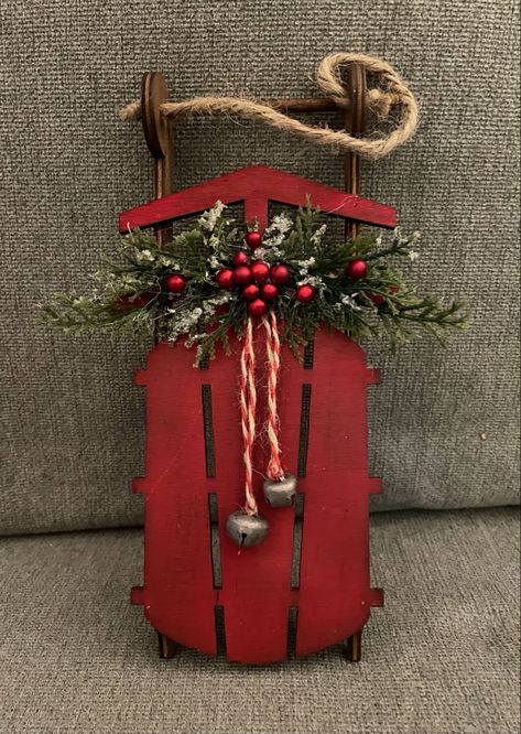 Sled Ideas For Christmas, Wood Sleigh Decor, How To Decorate Old Sleds For Christmas, Wood Sleigh Diy, Mini Sled Decorating Ideas, Diy Sled Decoration, Painted Sleds Ideas, Small Sled Decorating Ideas Diy, Diy Sled Decor