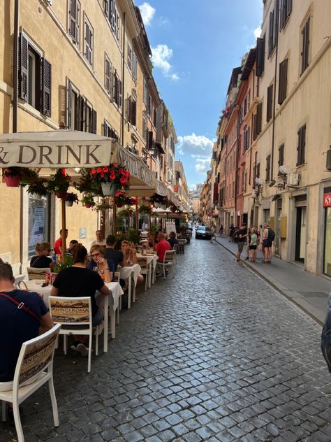 Rome Streets Aesthetic, Rome Cafe, Paris Cafe Aesthetic, Mall Landscape, Cafe Italy, Italian Coffee Shop, Aesthetic Buildings, Europe Pics, Rome Streets