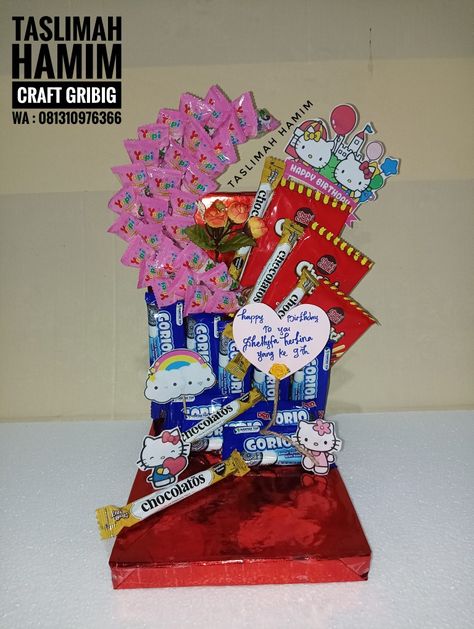 Buket Indramayu Taslimah Hamim Craft Gribig, snack Tower, snack ulang tahun, Gift present Birthday. Snack Tart, Snack Tower, Cake Snack, Present Birthday, Chocolate Bouquet, Snack Cake, Tart, Diy And Crafts, Flash