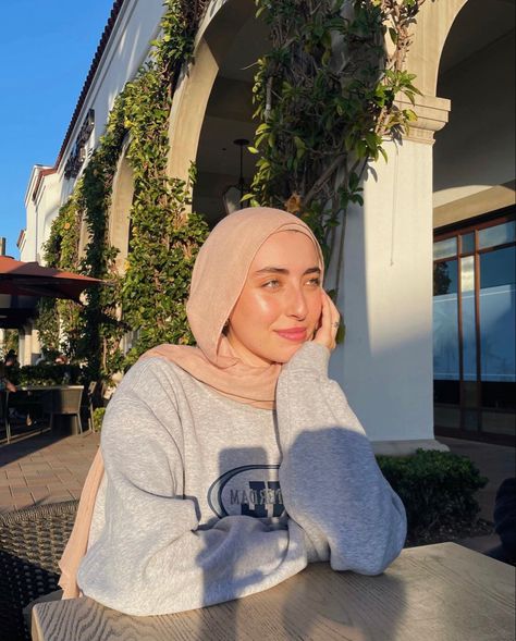 Mariam Kudsi, Hijabi Poses, University Clothes, Clean Outfit, Hijab Fashion Summer, Summer Poses, Street Hijab Fashion, Hijab Style Tutorial, Restaurant Photos