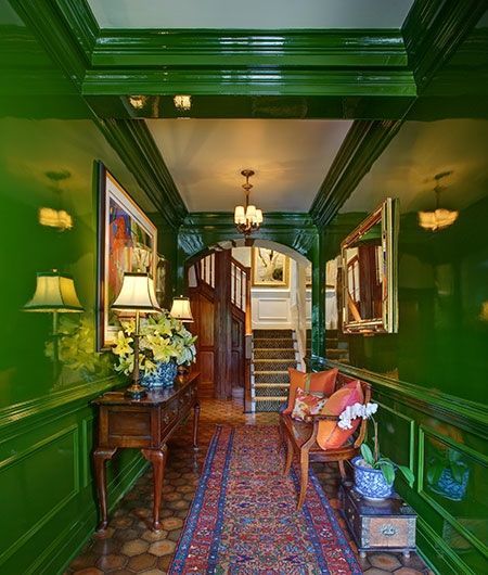 High gloss green on the walls from Fine Paints of Europe in the lesser seen half of an often seen foyer by Miles Redd Vintage Living Room Decor, Fine Paints Of Europe, Lacquered Walls, Glossy Paint, High Gloss Paint, Green Walls, Deco Boheme, Green Interiors, Green Rooms