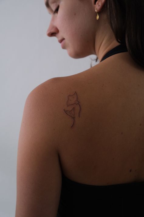 Aesthetic Stingray Tattoo, 3 Animal Tattoo, Sing Ray Tattoo, 2 Stingray Tattoo, Stingray Shoulder Tattoo, Manta Ray And Sea Turtle Tattoo, Stingray Tattoo Minimalist, One Line Manta Ray Tattoo, Back Tattoo Stingray