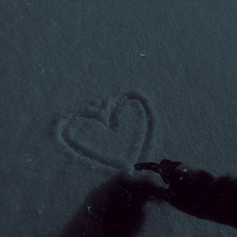 #heart #snowheart #snow One Heart Snowfall, Snow Heart Aesthetic, Love In Snow, Snow Pfp, Heart In The Snow, Heart In Snow, Discord Wallpaper, Winter Widgets, Heart Snow