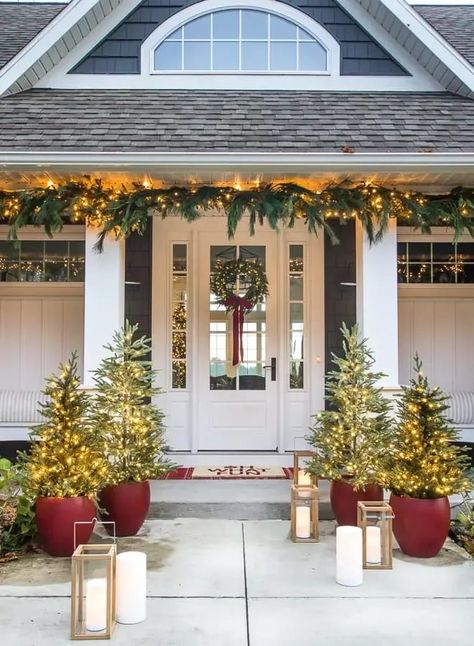 Front porch christmas decorations red planters with trees and wreath on a white front door Exterior Christmas Decor, Porch Christmas Lights, Front Porch Christmas Decorations, Exterior Christmas Decorations, Porch Christmas Decorations, Porch Garland, Christmas Decor Red, Exterior Christmas, Winter Porch