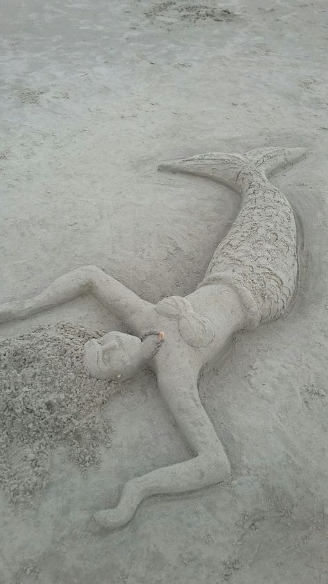 Mermaid sand sculpture 🧜‍♀️ Mermaid Sand Sculpture, Beach Sand Art Sculpture Easy, Sand Mermaid, Fun Beach Pictures, Beach Sand Castles, Beach Sand Art, Chalk Ideas, Sand Sculpture, Sand Castles