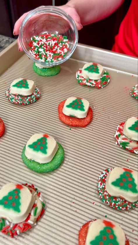 Pillsbury Christmas Cookies, Candies Recipes, Slow Cooker Cake, Pillsbury Sugar Cookies, Christmas Sleepover, Christmas Dip, Sugar Cookies With Sprinkles, Special Cookies, Cookie Dough Dip