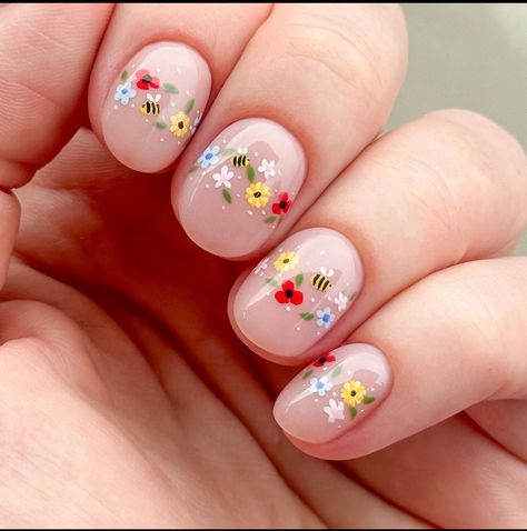 Japan Nails Design, Floral Nail Ideas, Japan Nail Art, Nail Care Tools, Seashell Nails, Lemon Nails, Multicolored Nails, April Nails, Star Nail Art