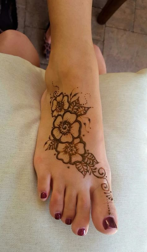 Simple Henna Designs For Leg, Henna On Feet Design Simple, Cute Henna Designs On Thigh, Henna Designs On Leg Simple, Feet Henna Designs Simple Easy, Leg Henna Designs Simple Beautiful, Henna Designs Feet Simple, Henna For Feet Simple, Flower Henna Tattoo Designs