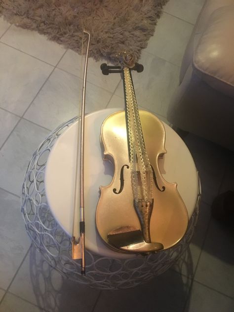 Rose gold and copper violin Gold Violin, Golden Violin, Cool Violin, Golden Fiddle, Violin Rosin, Cool Violins, Electric Violin, Instruments Art, Glitter Bottle