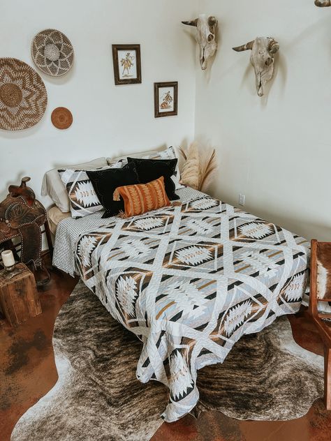 Soft Western Aesthetic Room, Southwestern Boho Bedroom, Punchy Bedroom, Western Dorm Room Ideas, Girly Western Bedroom, Modern Ranch Decor, Country Themed Bedroom, Boho Western Bedroom, Moody Boho Bedroom