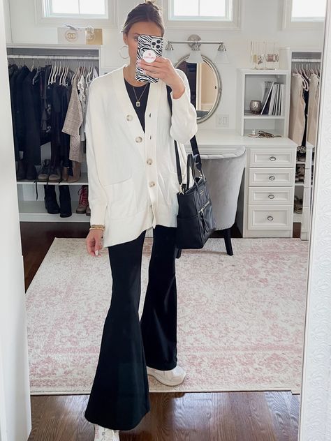 Long White Cardigan Outfit Winter, White Long Cardigan Outfit, Long White Cardigan Outfit, White Cardigan Outfit Winter, What To Wear With Flare Leggings, Cardigan And Leggings Outfit, White Cardigan Outfit, Flare Leggings Outfit, Winter Cardigan Outfit