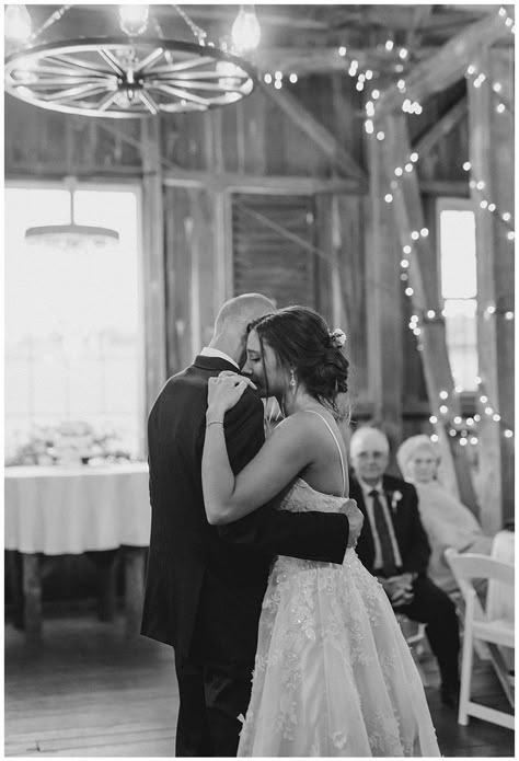 First Dance Wedding Pictures, Father Daughter Dance Photography, First Dance Poses, Wedding Photo First Dance, Wedding Photo Ideas Black And White, Father Daughter Dance Photos, Dad Daughter Wedding Photos, Father And Daughter Wedding Pictures, First Look Wedding Photos Dad