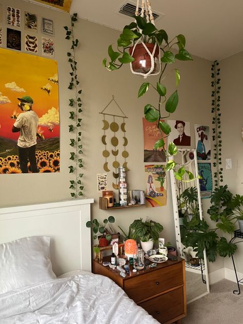 Bedroom Ideas Mushroom, Mushroom Fairy Room Aesthetic, Fairy Room Aesthetic, Mushroom Room Decor, White Tree Decorations Decorating Ideas, Uni Room Inspo, Best Color Schemes, Fairy Room, Christmas Mantle Decor