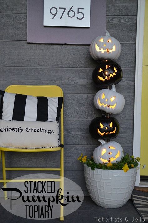 10-Easy-Black-and-White-Halloween-Topiary Strašidelný Halloween, Diy Halloween Party, Halloween Diy Outdoor, Halloween Front Doors, Pumpkin Topiary, Halloween Decorations Diy Outdoor, Diy Halloween Decor, Adornos Halloween, Halloween Porch Decorations