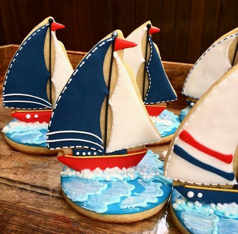 Sailboat cookies Sail Cake, Sailboat Cookies, Royal Icing Cookies Recipe, Train Cookies, Beach Cookies, Shipping Cookies, Cookies Theme, Decorated Cookies Tutorial, Sugar Cookie Icing