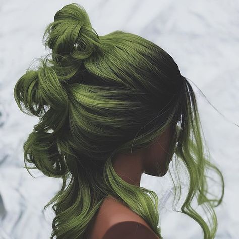 alia (@alipooops) • Instagram photos and videos Green Hairstyles, Futuristic Hairstyles, Futuristic Hair, Couture Dior, Dark Green Hair, Girl Hair Colors, Vivid Hair Color, Bold Makeup Looks, Fantasy Hair