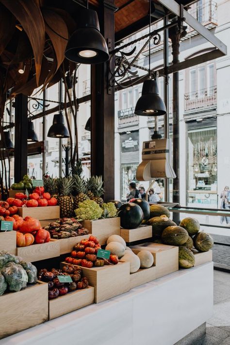 Organic Market Design, Mini Market Design Interior, Food Market Design, San Miguel Market, Fruit And Veg Shop, Produce Displays, Produce Market, Grocery Market, Grocery Store Design