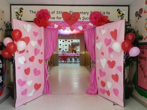 Decorations School Valentine Decorations, Valentines Day School Dance Ideas, Pink Out Hallway School, Elementary School Dance Decorations, Valentine's Dance Decorations, Sweetheart Dance Elementary School, Valentines Dance Decorations Diy, Valentines Day Dance Decorations Schools, Elementary School Valentines Dance