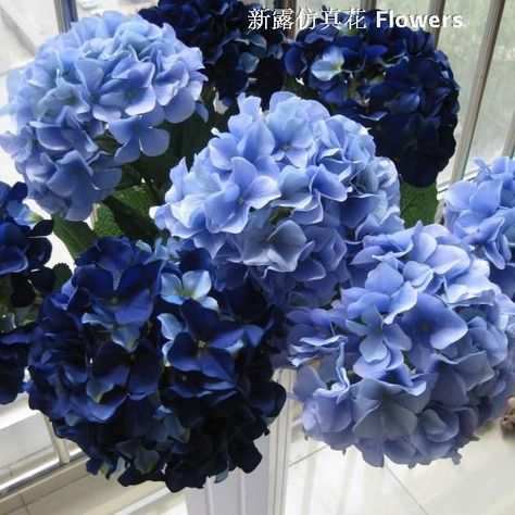 Wedding Flowers Navy Blue, Navy Blue Wedding Theme, Blue Wedding Centerpieces, Navy Wedding Flowers, Blue Centerpieces, Navy Blue Flowers, Blue Hydrangeas, Silk Hydrangeas, Blue Themed Wedding