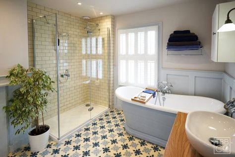 Panelled Bathroom, Wood Panel Bathroom, Laundry Bathroom Combo, Victorian House Ideas, Beautiful Bathroom Designs, Blue Interiors, Bathroom Ensuite, Victorian Bathroom, Road House