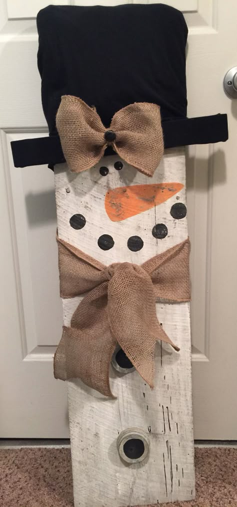 Barn wood snowman                                                                                                                                                      More Barn Wood Ideas, Snowmen Crafts, Snowman Ideas, Wooden Snowmen, Wood Snowman, Barn Wood Crafts, Barn Wood Projects, Snow Men, Rustic Holiday Decor