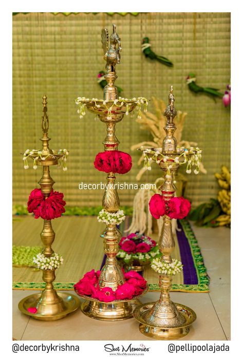 Colourful diyas with beautiful flora as decoration with jasmine & roses #hinduwedding #wedmegood #weddingsutra #shaadimagic #shaadisaga #indianwedding #indianweddingblog #saree #designerblouse #teluguwedding #telugubride #tamilwedding #tamilbride #weddingbrigade #gorgeousbride #shopzters #shaadimagic #bridesessentials #ezwed #pellipoolajada #southindianbride #southindianwedding #templejewellery #southindianweddingdecor Kuthu Vilaku Designs, Kuthu Vilaku Decoration With Flowers, Kuthuvilaku Flower Decoration, Samai Decoration With Flowers, Kuthu Vilaku Decoration, Vilakku Decoration, Vilaku Decoration, Floral Vase Arrangements, Flower Garland Diy