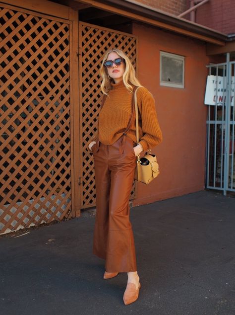 Brown Leather Pants, Elegante Casual, Autumn Outfits, Outfit Inspiration Fall, Leather Trousers, Street Style Inspiration, Gigi Hadid, Comfortable Outfits, Stuart Weitzman