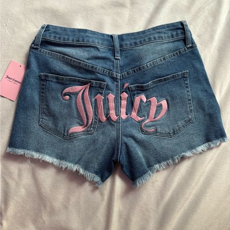 Nwt Juicy Couture Embroidered Jean Shorts Super Cute Detailing! Perfect Condition Size 27 Waist Message Me With Any Questions/Offers 2000 Juicy Couture, 2000s Fashion Outfits Juicy Couture, Y2k Juicy Couture, Juicy Couture Jeans, Y2k Fashion Juicy Couture, Juicy Shorts, Juicy Couture Clothes, Y2k Fits, Embroidered Jeans