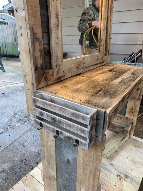 Pallet Vanity Country Makeup Vanity, Diy Makeup Vanity Homemade Wood, Rustic Vanity Makeup, Homemade Makeup Vanity, Pallet Vanity Diy, Rustic Makeup Vanity Ideas, Diy Makeup Vanity Homemade, Vanity Diy Bedroom, Western Vanity