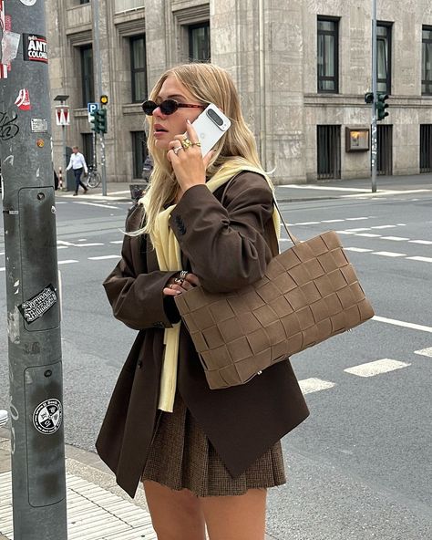 Linda ☁️✨ (@linda.sza) • Instagram photos and videos Brown Outfit Aesthetic, College Fall Outfits, Linda Sza, Fall Outfits Black Women, Blazer Outfits Casual, Fashion Trend Forecast, Fall Blazer, Blazer Outfits For Women, Melbourne Fashion