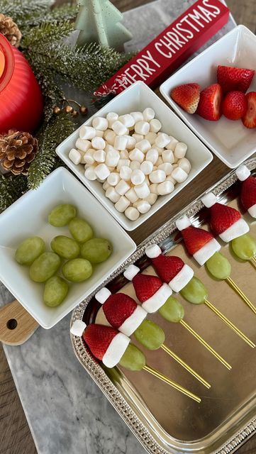 Holiday Treat Ideas, Christmas Hor D'oeuvres, Grinch Fruit, Grinch Fruit Kabobs, Grinch Kabobs, Big Marshmallows, Christmas Treats To Make, Strawberry Snacks, Christmas Strawberry