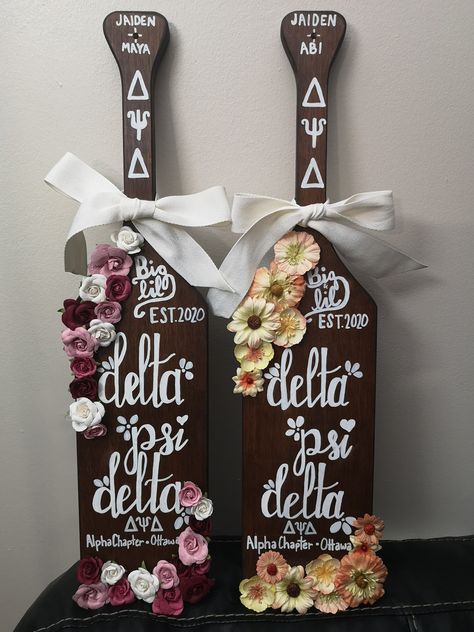 Sorority Twin Paddles, Twin Paddles Sorority, Sorority Paddles Twins, Twin Sorority Paddles, Sorority Paddles Ideas Big Little, Paddle Sorority Big, Chi Omega Crafts, Paddle Sorority, Paddles Sorority