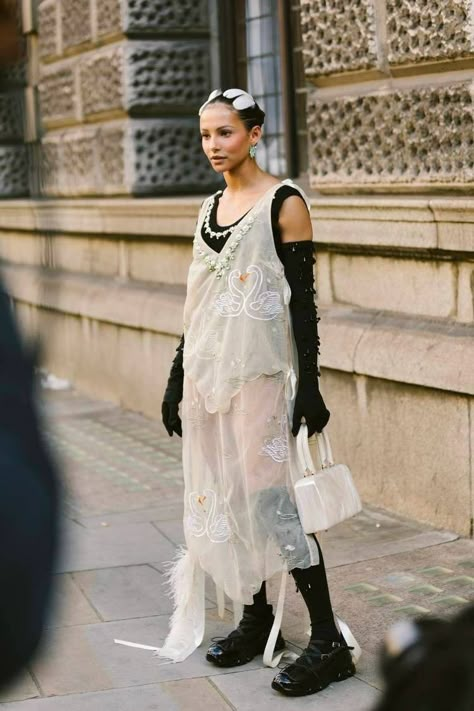 High Fashion Styling, Fashion Week Looks 2023, Metallic Fashion Trend 2023, London Street Fashion 2023, London Fashion Week Street Style 2023, Fashion Week Ss 2024, Mesh Dress Outfit Street Style, High Fashion Outfits Street, Street Fashion 2024