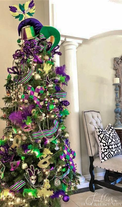 Christmas Tree to Mardi Gras Tree - Southern Home and Hospitality Louisiana Food Recipes, Mardi Gras Christmas, Mardi Gras Tree, Mardi Gras Birthday, Mardi Gras Party Decorations, Louisiana Food, Mardi Gras Crafts, Christmas Tree And Fireplace, Mardi Gras Decor