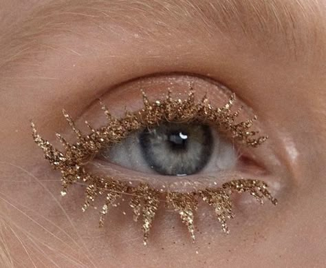 Gold Lashes, Glitter Lashes, Ball Makeup, Lash Makeup, Yellow Makeup, Eye Makeup Designs, Angel Aesthetic, Gold Makeup, Kiss Makeup