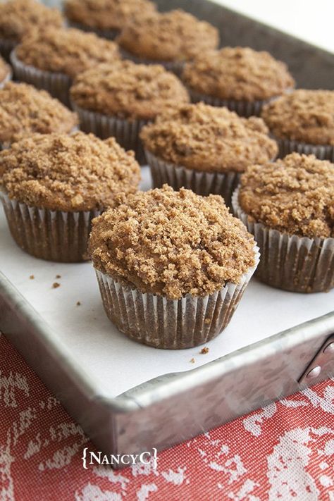 These Whole Wheat Honey Apple Muffins make a great breakfast item for this season! They’re made with whole wheat flour, Greek yogurt, honey, and olive oil, and topped with a brown sugar streusel topping. The streusel topping Greek Yogurt Honey, Apple Muffin Recipes, Yogurt Honey, Healthy Breakfast On The Go, Apple Streusel, Filled Muffins, Apple Muffins, Fruit Bread, Streusel Topping