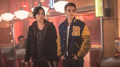 OPINION: Crafting Convincing Teenage Characters https://industrialscripts.com/teenage-characters/ Sprouse Cole, Riverdale Season 1, Cole Sprouse Shirtless, Cole Sprouse Hot, Diner Aesthetic, Cole Sprouse Funny, Riverdale Aesthetic, Boo Thang, Archie Andrews