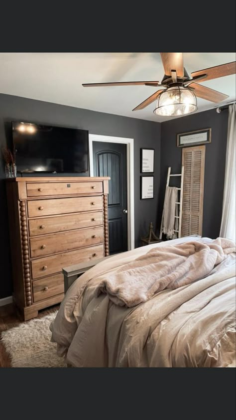 Double Wide Bedroom Ideas, Small Mobile Home Bedroom Ideas, Small Gray Bedroom, Cozy Rustic Bedroom Ideas, Mobile Home Bedroom Remodel, Dark Farmhouse Bedroom, Tan Walls Bedroom, Small Master Bedrooms With King Bed, Country Rustic Bedroom Ideas