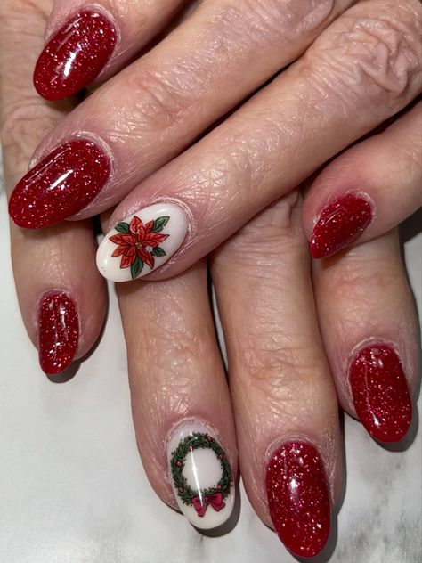 Christmas Nails With Mistletoe, Pointsetta Flower Nails, Poinsettia Flower Nail Art, Poinsettia Nails Design, Pointsetta Nails, Poinsettia Nail Art, Pointsetta Nail Design, Wreath Nail Art, Poinsettia Nails