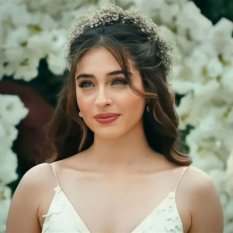 Wedding Hair Square Neckline, Bridal Hair Oval Face, Hairband Hairstyle Wedding, Bridal Hair For Round Face, Wedding Hair For Round Face, Nikkah Aesthetic, Wedding Hairstyles For Round Faces, Bridal Hair Down, Long Hair Ponytail