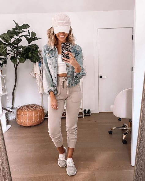 Casual On The Go Outfits, Moms In 30s Outfits, Hot Mom Outfits Spring Casual, Mum Fashion Summer, Field Day Outfit Mom, Mom Athleisure Style Summer, Sport Mom Outfit, Postpartum Outfits Spring, Summer Athleisure Outfits