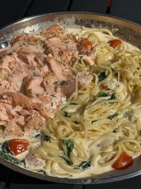 Salmon, Tomato, and Spinach Alfredo - Asili Glam Spinach Alfredo Pasta, Salmon Tomato, Rasta Pasta Recipe, Oven Roasted Salmon, Spaghetti With Spinach, Creamy Salmon, Spinach Alfredo, Salmon Spinach, Salmon Pasta