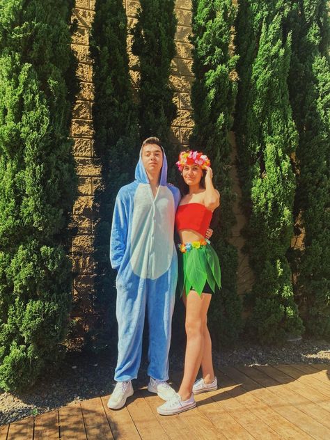 Diy Couple Halloween Costumes, Disney Couple Costumes, Stitch Halloween Costume, Lilo And Stitch Costume, College Couple, Couple Disney, Stitch Costume, Cute Couples Costumes, Diy Couple