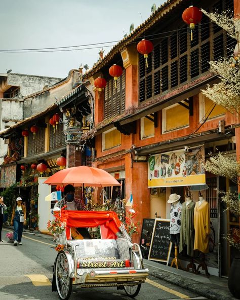 My trip to Malaysia continues to the UNESCO heritage city of Georgetown in the island of Penang, better known for its colorful street art 'hidden' throughout its streets and that gift an unique charm to this amazing city all to discover #visitpenang #georgetown #malaysiatravel #streetart #streetphotography #fujifilm #penangisland #oldcity #travelstoke Penang Aesthetic, Penang Street Art, Malaysia Street, Penang Georgetown, Georgetown Penang, Penang Island, Penang Malaysia, Malaysia Travel, My Trip