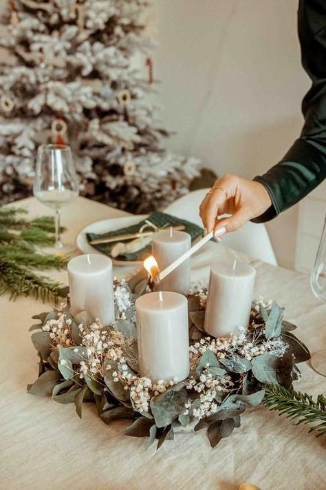 Advent Wreath Diy, Rose Gold Christmas Decorations, Grey Candles, Wreath Eucalyptus, Christmas Advent Wreath, Rose Gold Christmas, Gold Christmas Decorations, Advent Wreath, Winter Wonderland Christmas