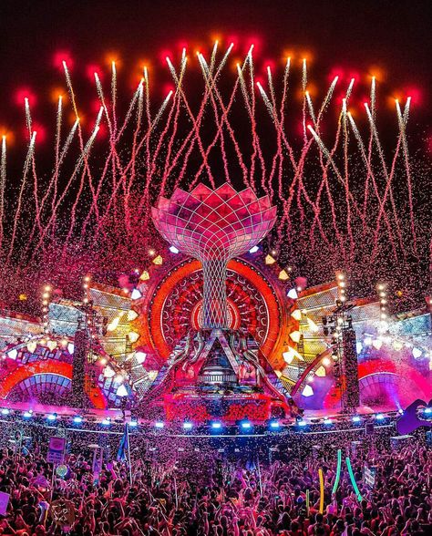 Edm Festival Aesthetic, Music Festival Aesthetic, Tomorrowland Festival, Edc Vegas, Rave Aesthetic, Edm Music Festivals, Rave Outfits Edc, Festival Aesthetic, Edc Las Vegas