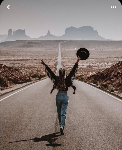 Desert Photoshoot Ideas, Western Photo Shoots, Road Trip Photography, Western Photoshoot, Desert Photoshoot, Western Photo, Road Photography, Hiking Pictures, Photography Posing Guide