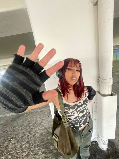 Styling Fingerless Gloves, Fingerless Glove Outfits, Grunge Outfits With Gloves, Striped Arm Warmers Outfit, Fingerless Gloves Outfit, Fingerless Gloves Aesthetic, Y2k Fingerless Gloves, Glove Outfits, Arm Warmers Grunge